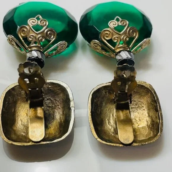 Vintage Art Deco Emerald Acrylic Resign & Antique Gold Dangle Clip Earrings - Picture 4 of 8